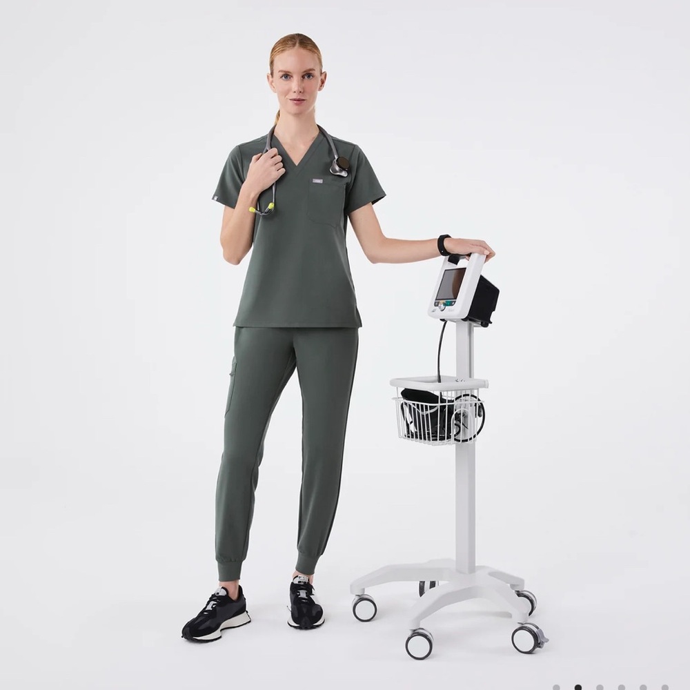 FIGS Bonsai Green XS Scrub Top and Jogger Set